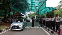 Aparat gabungan bersiaga di sekitar pintu masuk Gedung MPR/DPR RI, kompleks parlemen, Senayan, Jakarta, Jumat (31/3). Polda Metro Jaya memberikan pengamanan ketat di sekitar gedung DPR terkait aksi 31 Maret. (Liputan6.com/Johan Tallo)