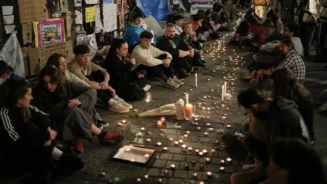 Massa berkumpul di alun-alun Puerta del Sol, Madrid, Spanyol, Rabu (7/10/2026), setelah kabar kematian Maria del Carmen Abascal (87), yang penggusurannya memicu gelombang protes nasional.
