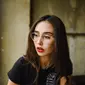 Lipstik merah dijadikan sebagai base makeup. (unsplash.com)