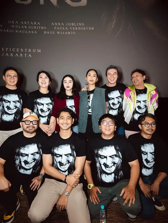 Baim menuliskan perasaan bahagianya di bagian caption unggahan. Debut sutradara tak mudah. Ia berterima kasih karena para pemain Lembayung selalu percaya padanya. Penantian lama dengan proses pembuatan film lebih dari satu tahun ini akhirnya rampung dan siap tayang. (Liputan6.com/IG/@baimwong)