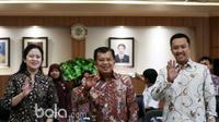 Wakil Presiden Republik Indonesia, Jusuf Kalla didampingi Menko PMK, Puan Maharani (kiri) dan Menpora, Imam Nahrawi menghadiri rapat pembahasan Asian Games 2018 di Gedung Kemenpora RI, Jakarta, Rabu (15/3/2017). (Bola.com/Nicklas Hanoatubun)