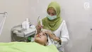 Pasien mendapat perawatan kesehatan wajah di Klinik Hang Lekiu di Jakarta, Selasa (17/10). Produk Skin Brightener series ini dapat digunaka secara aman oleh semua usia. (Liputan6.com/Angga Yuniar)