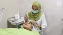 Pasien mendapat perawatan kesehatan wajah di Klinik Hang Lekiu di Jakarta, Selasa (17/10). Produk Skin Brightener series ini dapat digunaka secara aman oleh semua usia. (Liputan6.com/Angga Yuniar)