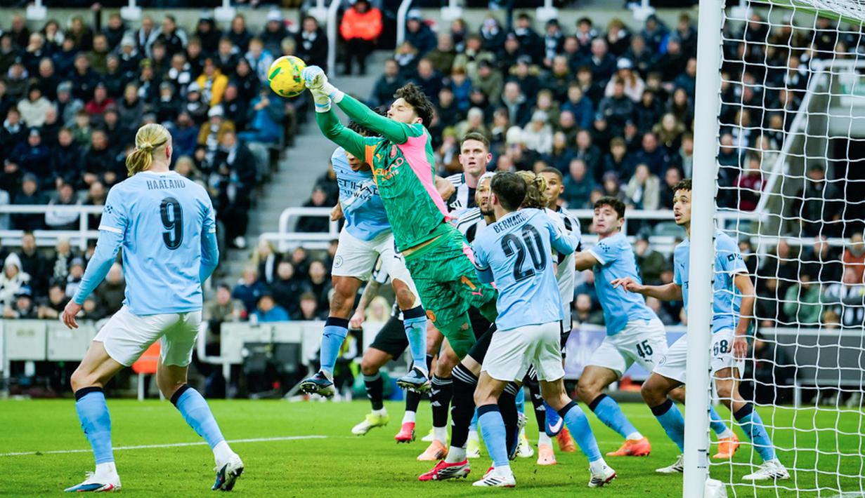 Tiket final Carabao Cup kini hampir dipastikan milik City. Meski demikian, Newcastle masih menyimpan harapan untuk membalikkan keadaan di laga penentuan nanti. (AP Photo/Dave Thompson)