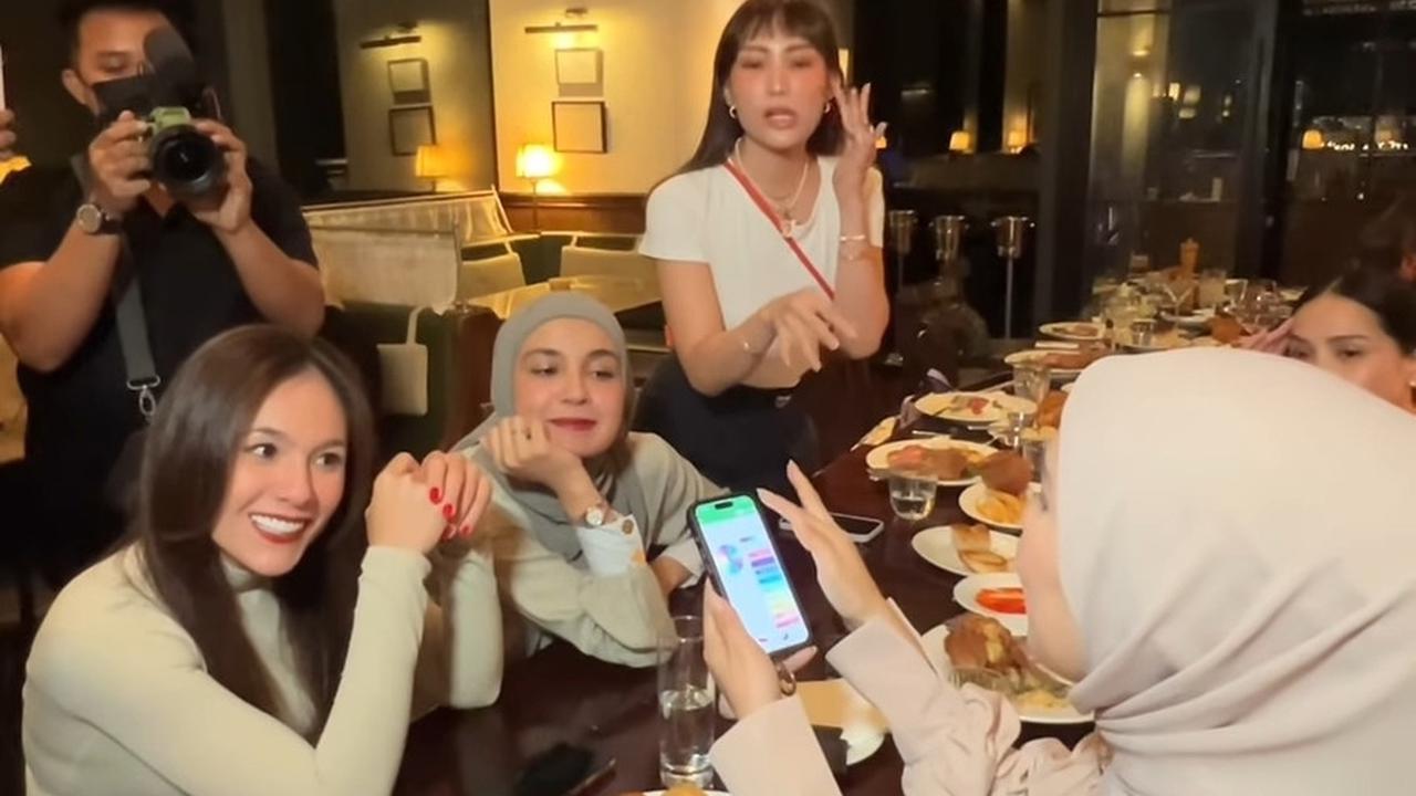 Meski sudah lama berarisan bersama, geng Cendol tetap merasakan deg-degan saat momen mengocok arisan tiba.<br>