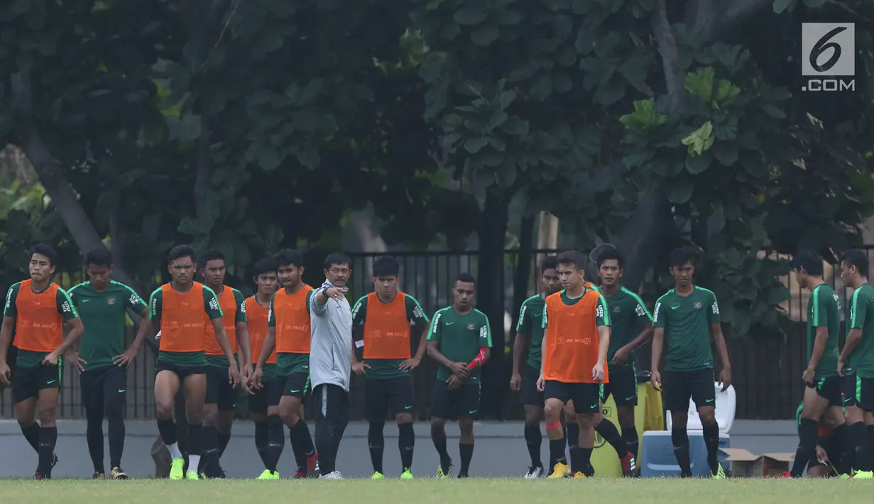 Pelatih Timnas Indonesia U-19, Indra Sjafri (jaket putih) memberi arahan pada timnya saat latihan jelang laga perdana Grup A Piala AFC U-19 melawan Chinese Taipei di Lapangan A Kompleks GBK, Jakarta, Rabu (17/10). (Liputan6.com/Helmi Fithriansyah)