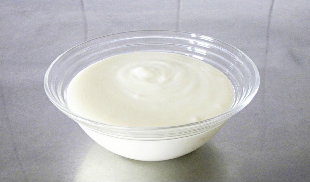 8. Yogurt: Membersihkan dan Mengencangkan Pori-pori Kulit
