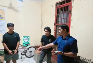 Kepercayaan yang diberikan justru dibalas pengkhianatan. Seorang pemuda ditangkap polisi setelah mencuri emas dan dolar milik majikannya sendiri, untuk membeli motor dan mesin kopi. (Liputan6.com/Fauzan)