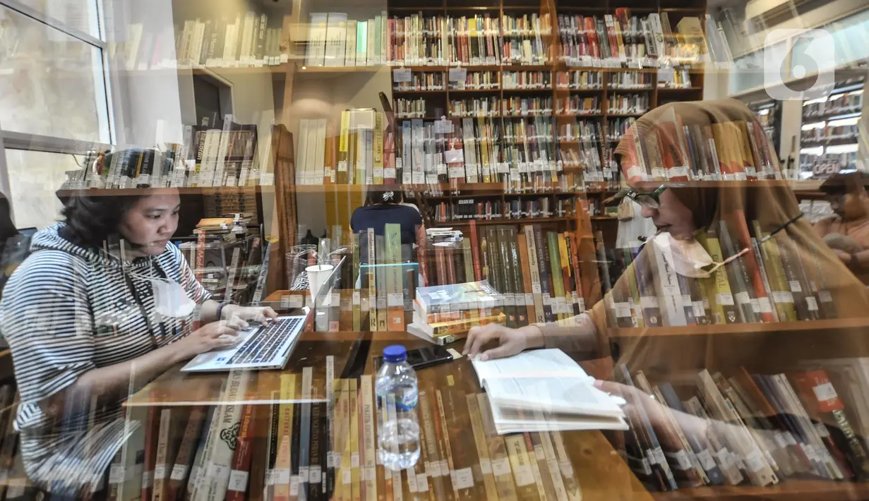 Sejumlah orang membaca buku koleksi perpustakaan Baca Di Tebet di Tebet, Jakarta Selatan, Minggu (29/5/2022). Perpustakaan Baca Di Tebet yang didirikan pada Februari lalu menjadi alternatif bagi warga yang membutuhkan ruang literasi dan diskusi dengan suasana nyaman sekaligus meningkatkan minat baca bagi generasi milenial yang dilengkapi sekitar 25.000 buku. (merdeka.com/Iqbal S Nugroho)
