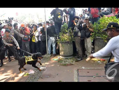 Anjing Polisi terlihat siap menyerang pendemo MK di kawasan patung kuda, Jakarta, Kamis (21/8/2014) (Liputan6.com/Miftahul Hayat)