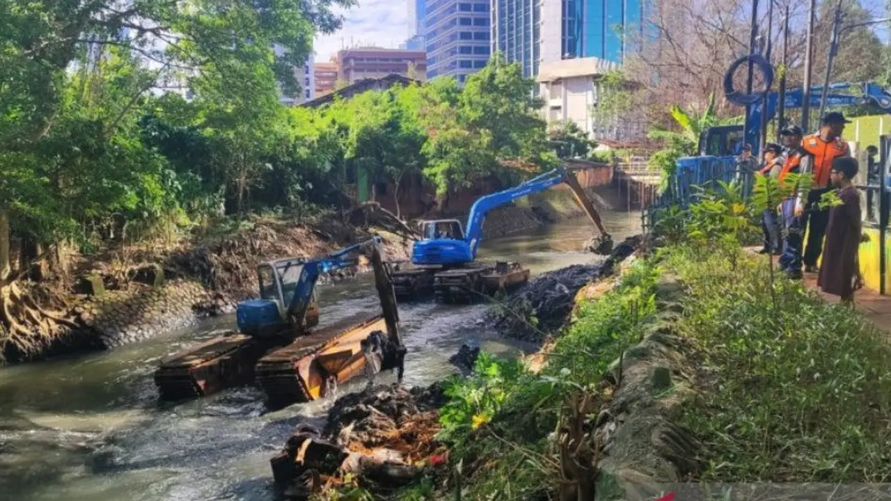 Pemkot Jaksel melakukan pengerukan kumpur di Jalan Bendungan Udik, RW 04, Kelurahan Karet Semanggi, Kecamatan Setiabudi, Senin (13/4/2026).