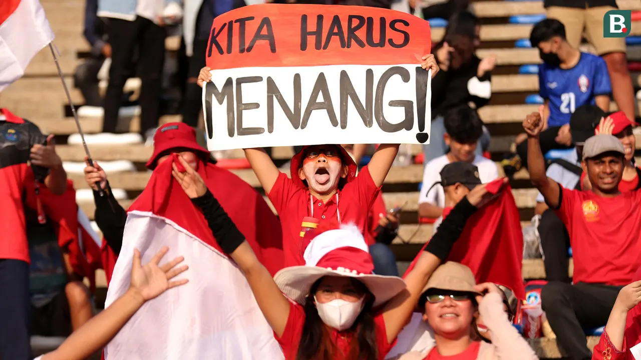 Foto: Bentangkan Bendera Merah Putih Raksasa, Begini Antusiasme Pendukung Timnas Indonesia U-22 saat Bantai Myanmar di SEA Games 2023