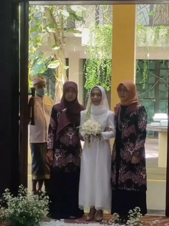 Bertemu Jodoh di Usia 47 Tahun, Kisah Wanita Dinikahi Pria Bule Ini Bikin Haru