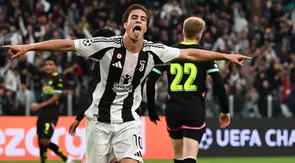 Penyerang Juventus asal Turki nomor punggung 10, Kenan Yildiz (C), merayakan gol pertama timnya saat pertandingan sepak bola putaran pertama Liga Champions&nbsp;match pertama antara Juventus FC dan PSV Eindhoven, di Juventus Stadium, Turin, Rabu dini hari WIB (18/9/2024). (Isabella BONOTTO/AFP)