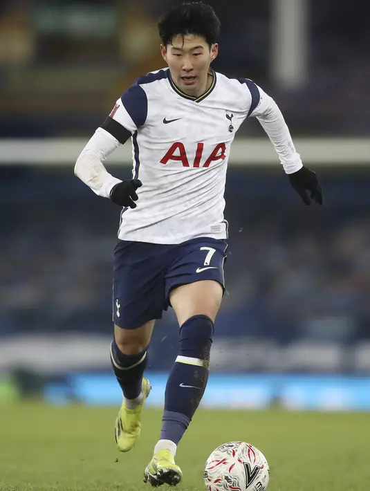 Penyerang Tottenham, Son Heung-min membawa bola saat bertanding melawan Everton pada babak 16 besar Piala FA di Goodison Park, Inggris, Kamis (11/2/2021). Everton mengalahkan Tottenham dengan skor 5-4.  (Martin Rickett/Pool via AP)