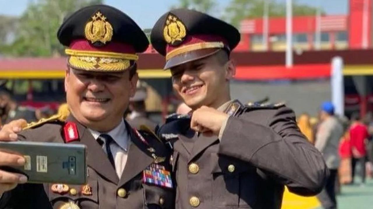 Potret Tampan Iptu Jevo Batara Berseragam Polri, Senyum Bahagia Dampingi Pujaan Hati Wisuda