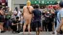Sejumlah warga memfoto patung Donald Trump tanpa busana yang dipajang di Union Square Park, AS, Kamis (18/8). Warga di sekitar Union Square Park, New York, rela mengantre untuk berfoto dengan patung tersebut. (REUTERS/Brendan McDermid)