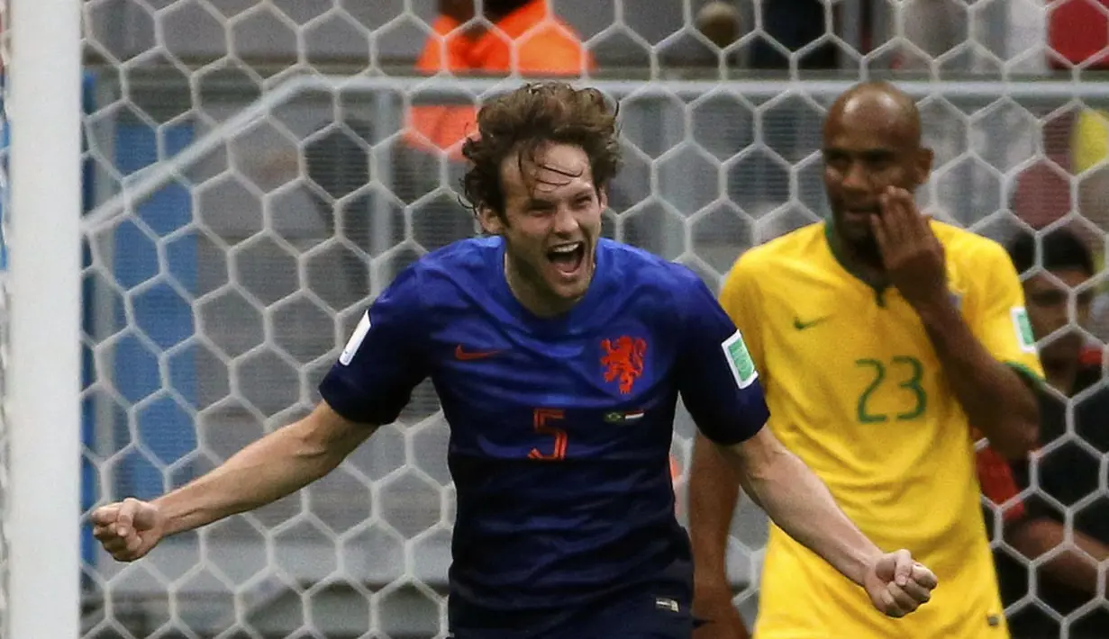 Selebrasi Daley Blind usai mencetak gol kedua Belanda ke gawang Brasil di Stadion Nasional Brasilia, (13/7/2014). (REUTERS/Jorge Silva)