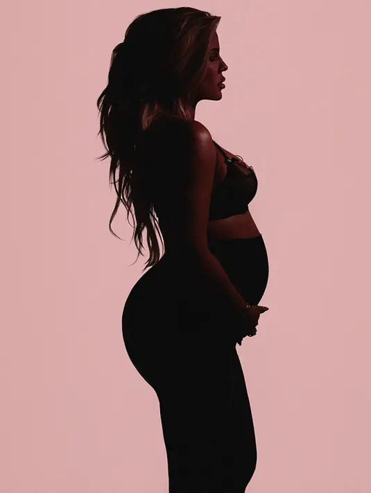 "Ia sudah menyiapkan segalanya namun ia tetap takut tak akan sampai ke rumah sakit dan melahirkan di mobil," lanjutnya. (instagram/khloekardashian)