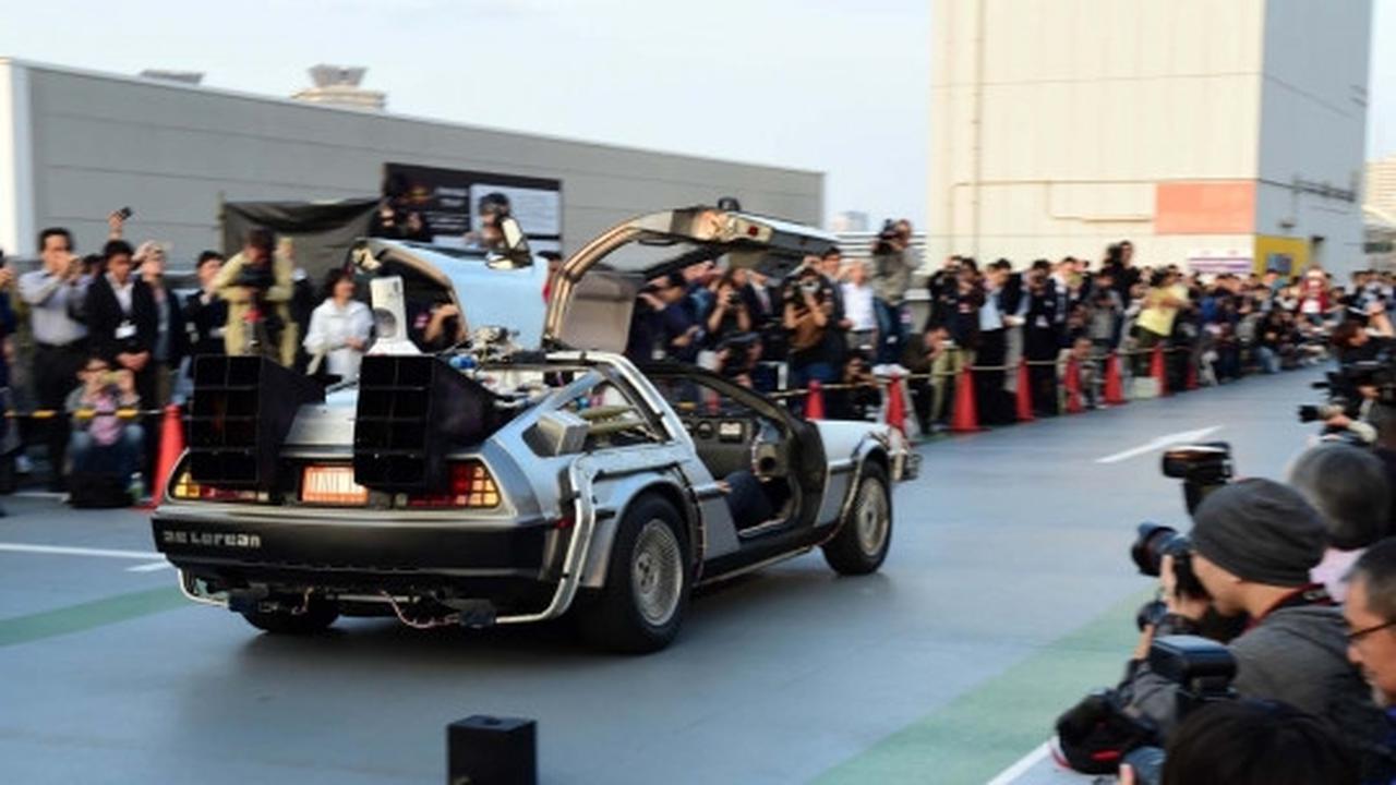 Keren, mobil berbahan baju bekas ala film Back to the Future
