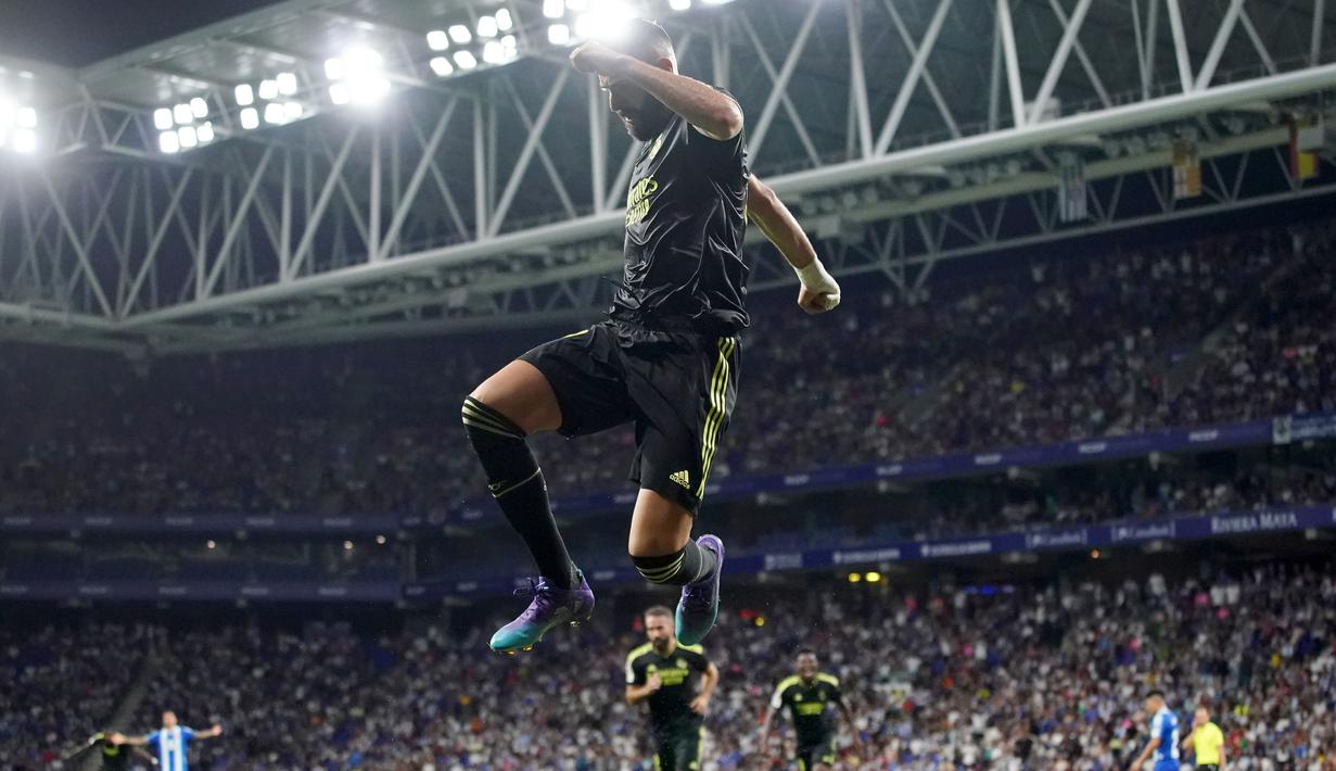 Tak sampai disitu, Benzema kembali mencetak gol di masa injury time babak kedua dan berhasil menutup laga dengan skor 3-1. Kemenangan tersebut membuat Real Madrid solid di puncak klasemen dengan raihan 9 poin. (AP/Joan Mateu Parra)