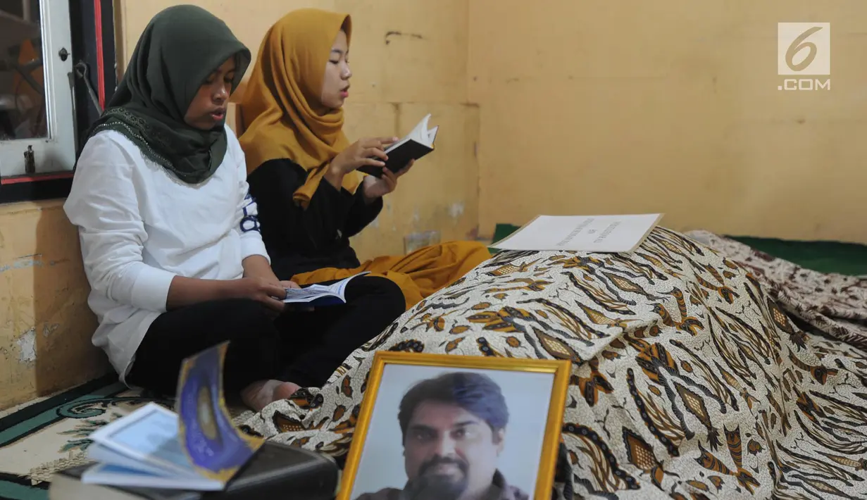 Keluarga berdoa di samping mendiang terpidana mati kasus penyelundupan narkoba Zulfikar Ali  di Desa Ciangka, Ciampe, Bogor (2/6). Zulfikar Ali  merupakan warga negara Pakistan. (Merdeka.com/Arie Basuki)