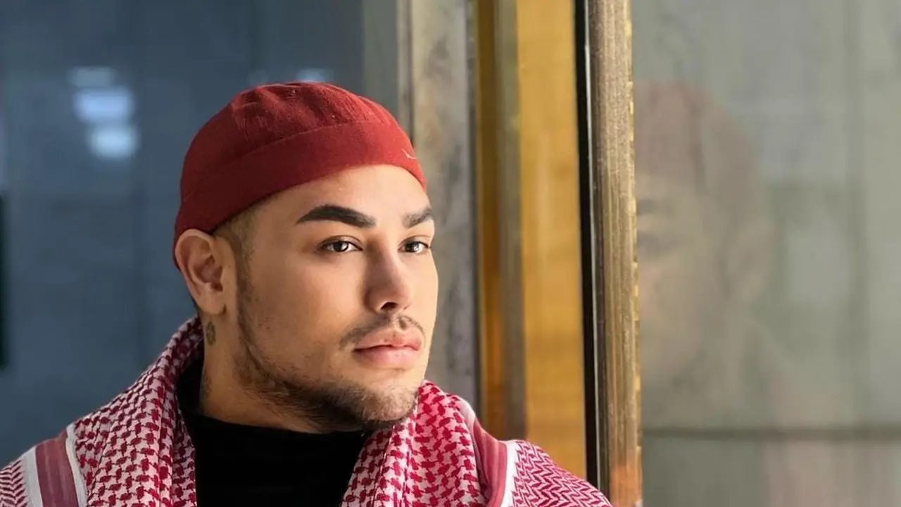 Ivan Gunawan gunakan tas selempang perempuan berwarna hitam