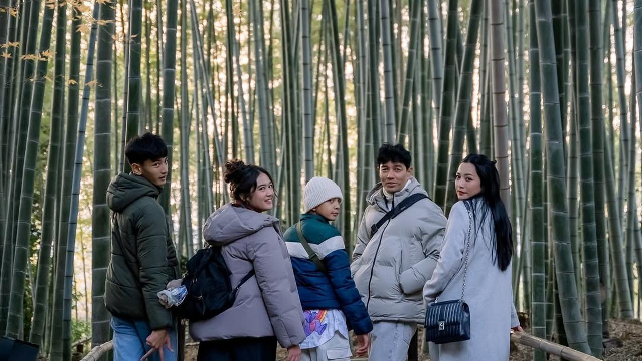 Potret Hesti Purwadinata dan Edo Borne Ajak Anak Liburan di Jepang
