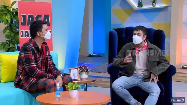 Raffi Ahmad kemudian menegur Aldi Taher dengan ekspresi kesal (YouTube/ OkayBos)