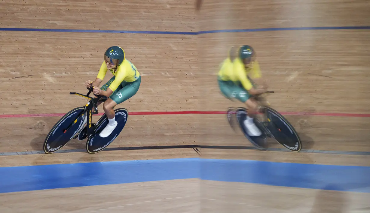 Atlet balap sepeda asal Australia, Paige Greco melewati bayangannya saat berkompetisi pada nomor C1-3, 3000 m pursuit putri Paralimpiade Tokyo 2020 di Izu, Jepang, Rabu (25/8/2021). Paige Greco keluar sebagai peraih medali emas pertama di Paralimpiade Tokyo 2020. (Thomas Lovelock for OIS via AP)