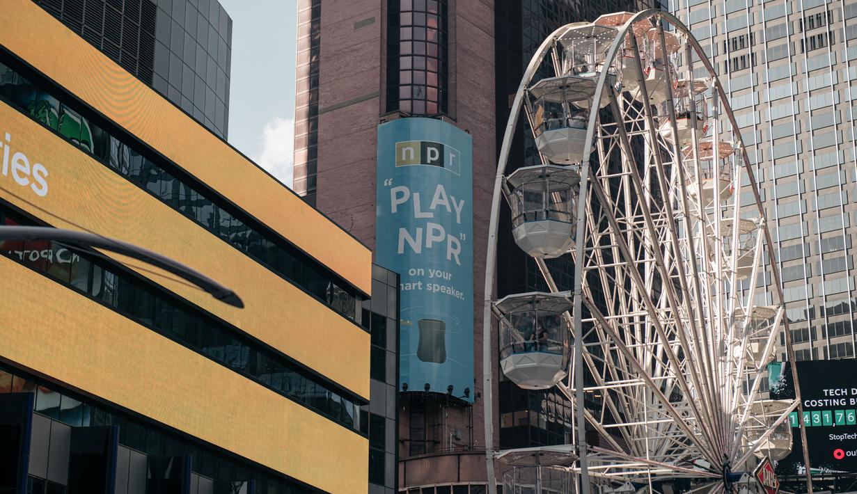 Biangalala raksasa yang baru dibuka berputar di Times Square, Manhattan, New York City, Rabu (25/8/2021). Diberi nama Times Square Wheel, wahana ini terletak di alun-alun Broadway, di sekitar 47th dan 48th Street. (Scott Heins/Getty Images/AFP)