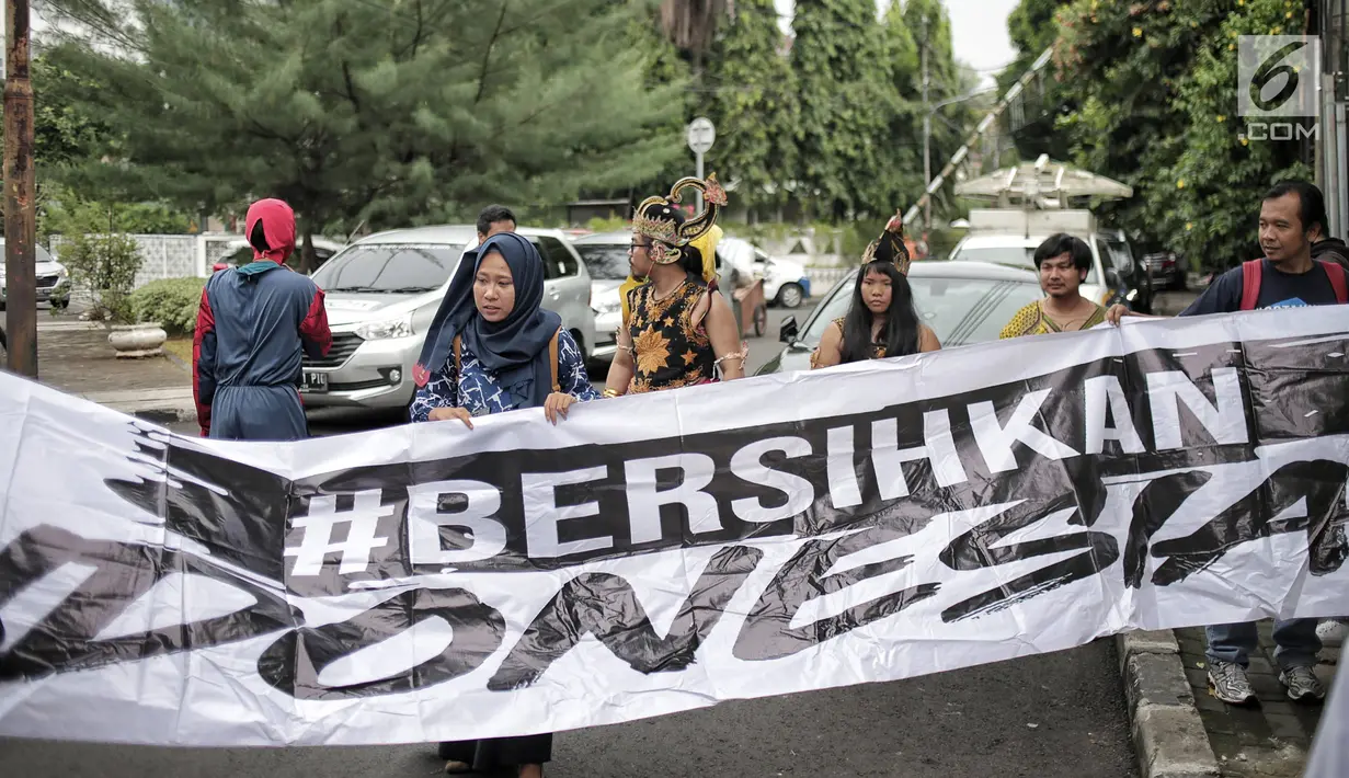 Massa aksi gerakan #BersihkanIndonesia berkostum Gatotkaca mendatangi markas TKN Jokowi-Ma'ruf Amin, Jakarta, Rabu (13/2). Mereka menantang Capres 01 Joko Widodo menjadi pahlawan yang menyelamatkan Indonesia dari bencana iklim (Liputan6.com/Faizal Fanani)