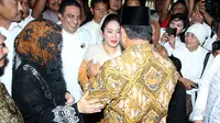 Capres nomor urut 1 ini berziarah ke makam mantan Presiden Soeharto yang disambut Titiek Soeharto, sang mantan istri. (Liputan6.com/Reza Kuncoro)