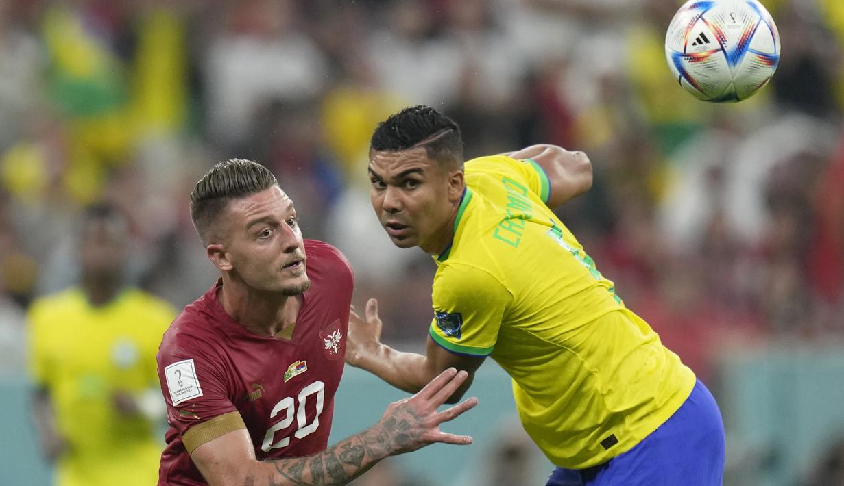Meski tak mencetak gol maupun assist, perannya di lini tengah Selecao begitu dominan. Bermain penuh selama 90 menit, Casemiro sukses melepaskan 55 operan akurat, memenangi dua dari tiga duel udara serta melakukan tiga tekel bersih. Dua peluang emas juga sempat diciptakannya, di mana salah satunya mengenai tiang gawang Serbia. (AP/Andre Penner)