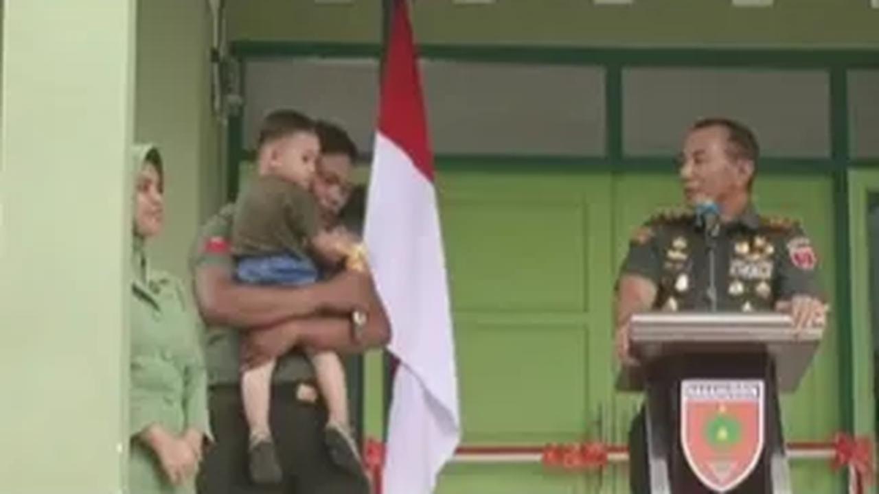 Karena kepolosannya saat menjawab, aksinya itu membaut hadirin dan prajurit lain tertawa, termasuk Mayjen Imam Santoso.