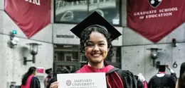Mutiara Baswedan tampil kembar di hari wisuda S2 bersama anak (@aniesbaswedan)