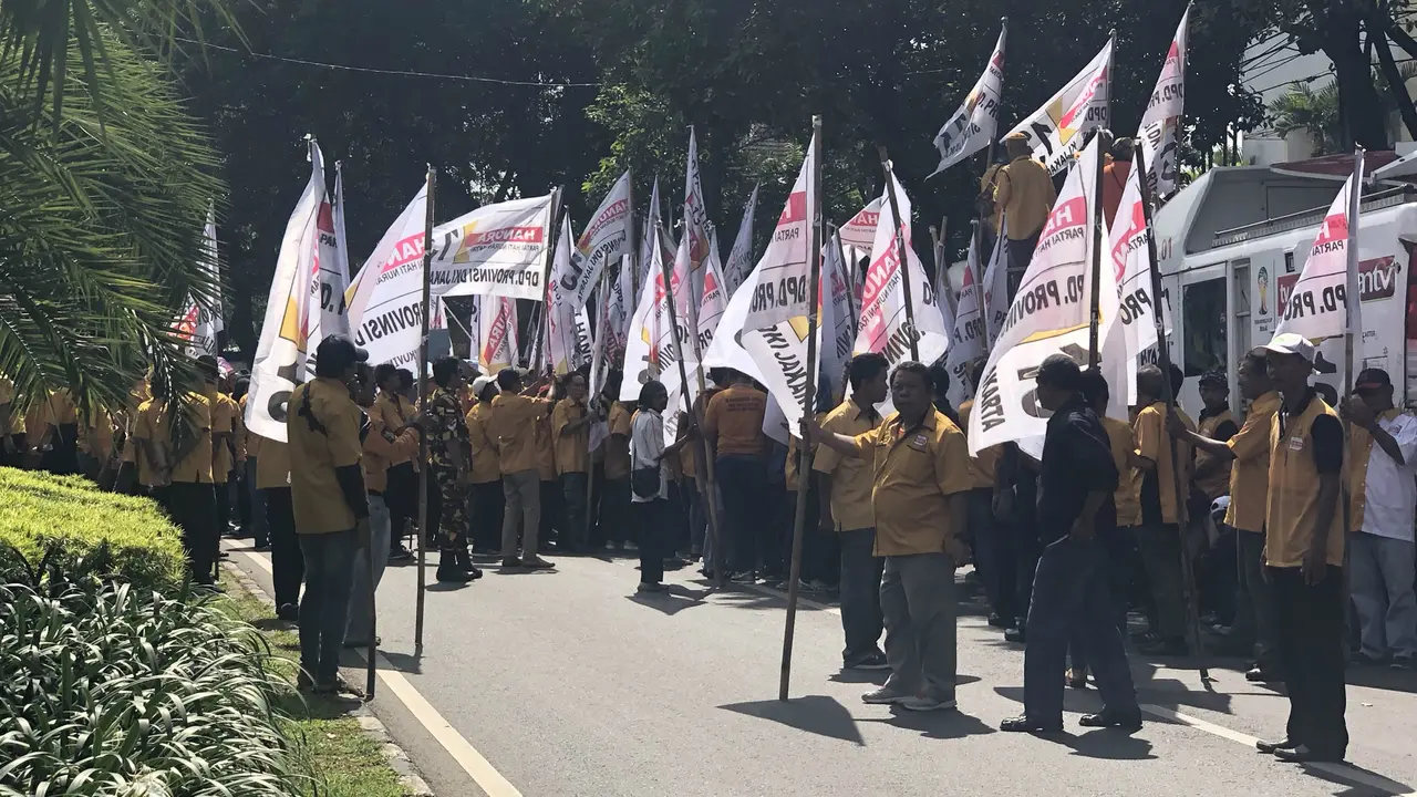 Ratusan kader Partai Hati Nurani Rakyat (Hanura) unjuk rasa di di depan Gedung KPU.