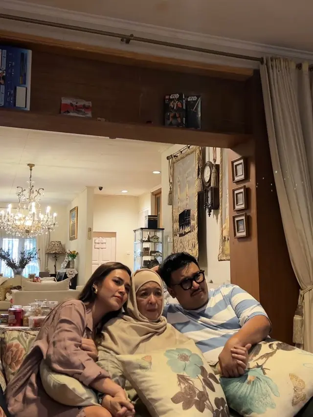 6 Potret Raisa dan Kakak Jaga Ibunda yang Sakit Kanker Paru Stadium 4, Banjir Doa