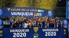 Para pemain Paris Saint Germain atau PSG merayakan kemenangan gelar juara Piala Liga Prancis usai menang atas Lyon di Stade de France, Paris, Sabtu (1/8/2020) dini hari. PSG menjadi juara Piala Liga Prancis setelah menang melalui adu penalti 6-5. (AP Photo/Francois Mori)