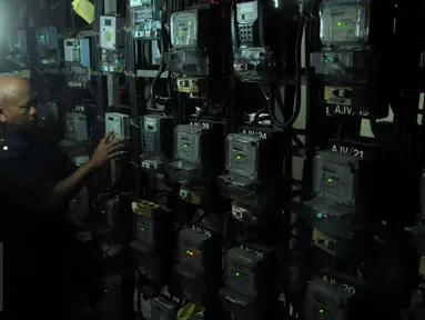 Petugas melakukan pengecekan meteran listrik di ruang panel listrik di Kawasan Pejompongan, Jakarta, Senin (2/1). Februari, PT PLN (Persero) kembali menurunkan tarif dasar listrik (TDL) untuk 12 golongan pelanggan nonsubsidi. (Liputan6.com/Faisal R Syam)