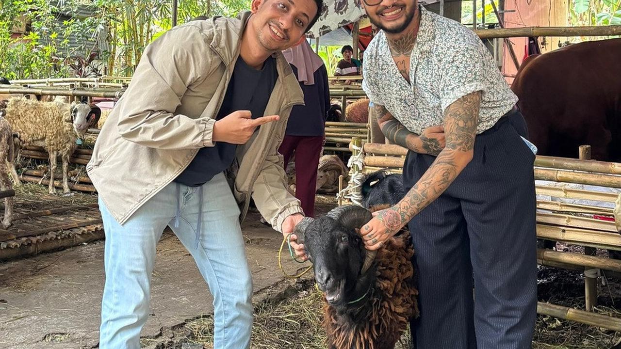 Potret Onadio Leonardo Ikut Kurban Seekor Kambing di Idul Adha, Sebut Peran Habib Jafar di Baliknya