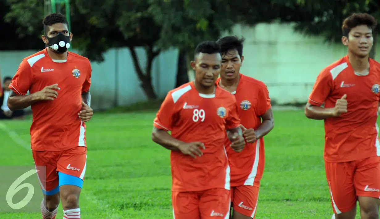 Penyerang Persija, Jose Adolfo Guerra (kiri) berlari saat latihan di Lapangan Yon Zikon 14, Jakarta, Kamis (16/6/2016). Persija akan melakoni laga tandang melawan Arema Cronus, Minggu (19/6). (Liputan6.com/Helmi Fithriansyah)