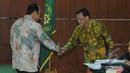 Djoko Susilo (kiri) menjabat tangan Didik Purnomo usai menjalani sidang lanjutan kasus korupsi alat Simulator SIM di Pengadilan Tipikor,  Jakarta, Senin (23/2/2015). (Liputan6.com/Herman Zakharia)