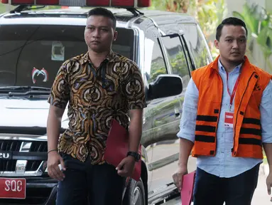 Pemilik CV 9 Naga Gilang Ramadhan dikawal petugas berjalan untuk menjalani pemeriksaan perdana di gedung KPK, Jakarta, Jumat (10/8). Gilang diduga sebagai penyuap Bupati Lampung Selatan nonaktif Zainudin Hasan. (Merdeka.com/Dwi Narwoko)