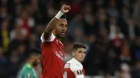Striker Arsenal, Pierre-Emerick Aubameyang, merayakan gol ke gawang Vorskla pada laga Grup E Liga Europa, di Emirates, Kamis (20/9/2018). (AFP/Ian Kington)