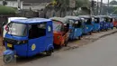 Sejumlah pengemudi Bajaj sedang menunggu penumpang di kawasan Pasar Majestik, Jakarta, Selasa (30/6/2015). Bajaj masih menjadi moda transportasi favorit bagi warga Jakarta menengah kebawah. (Liputan6.com/Johan Tallo)