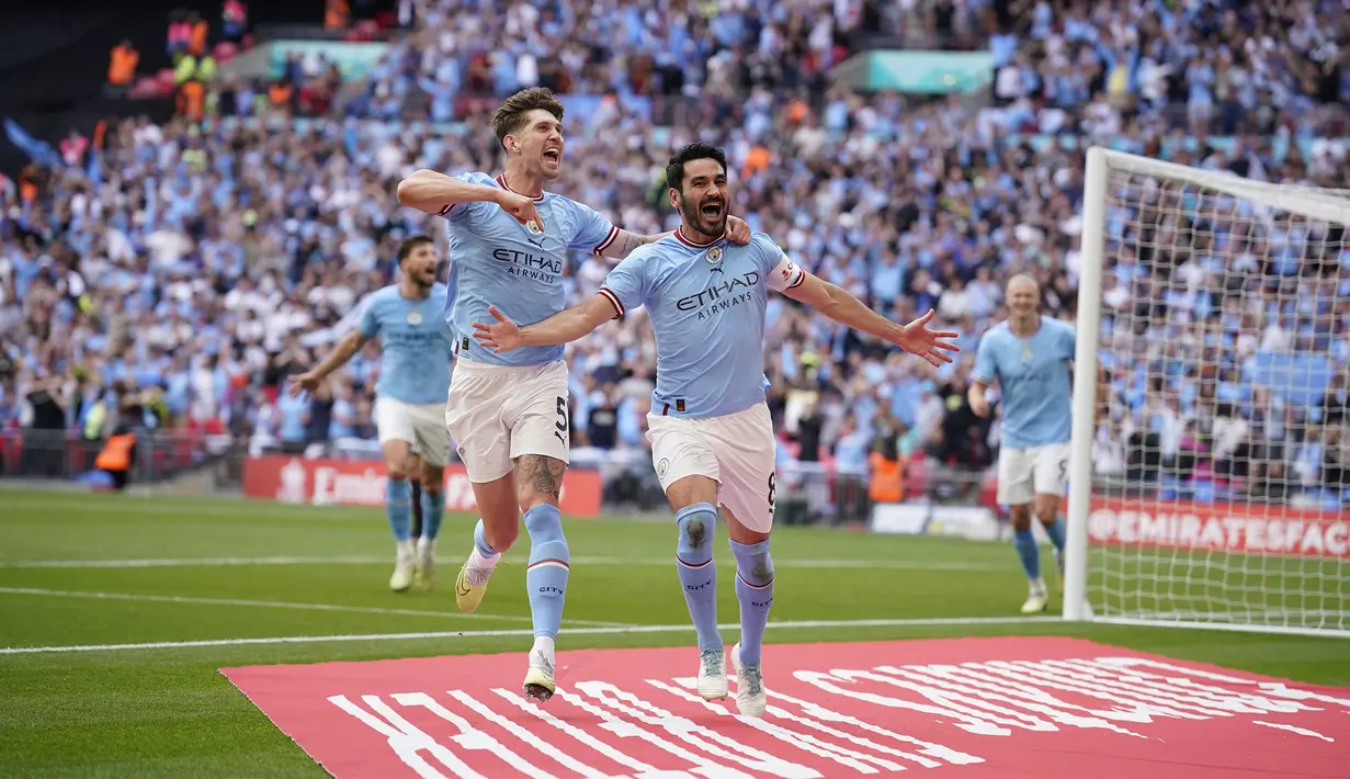Selebrasi pemain Manchester City, Ilkay Gundongan (kanan) setelah mencetak gol kedua bagi timnya ke gawang Manchester United dalam pertandingan final FA Cup 2022/2023 yang berlangsung di Wembley Stadium, Sabtu (3/6/2023). (AP Photo/Dave Thompson)