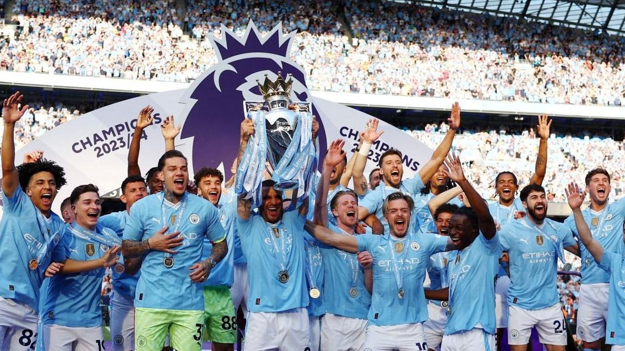 Manchester City sukses menorehkan tinta emas setelah meraih juara Premier League musim 2023/2024.<br><br>Tim&nbsp;Pep Guardiola itu berhasil meraih gelar juara untuk keempat kalinya secara beruntun. Pada laga penutup, City mengalahkan West Ham dengan skor