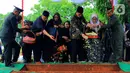 Keluarga dan kerabat melakukan tabur bunga di makam Mantan Menteri Urusan Peranan Wanita, Siti Aminah Sugandhi atau lebih dikenal Mien Sugandhi di Taman Makam Pahlawan Nasional (TMPN) Kalibata, Jakarta, Senin (6/1/2020). Mien Sugandhi wafat di usia 85 tahun. (merdeka.com/magang/ Muhammad Fayyadh)