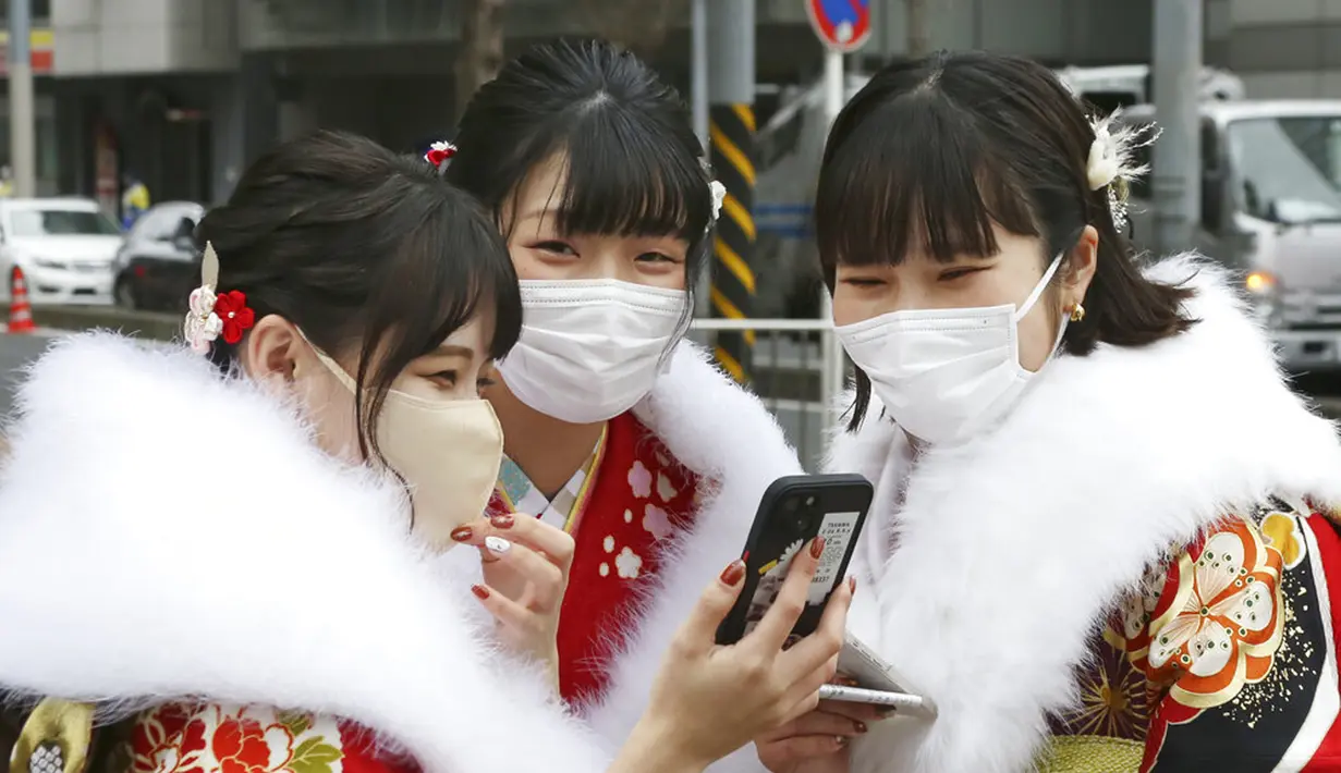 Para wanita berbaju kimono yang baru menginjak usia 20 tahun berfoto untuk merayakan Coming of Age Day di Yokohama, Jepang, Senin (10/1/2022). Coming of Age Day diadakan setiap tahun pada Senin kedua bulan Januari untuk merayakan remaja Jepang menjadi dewasa. (AP Photo/Koji Sasahara)